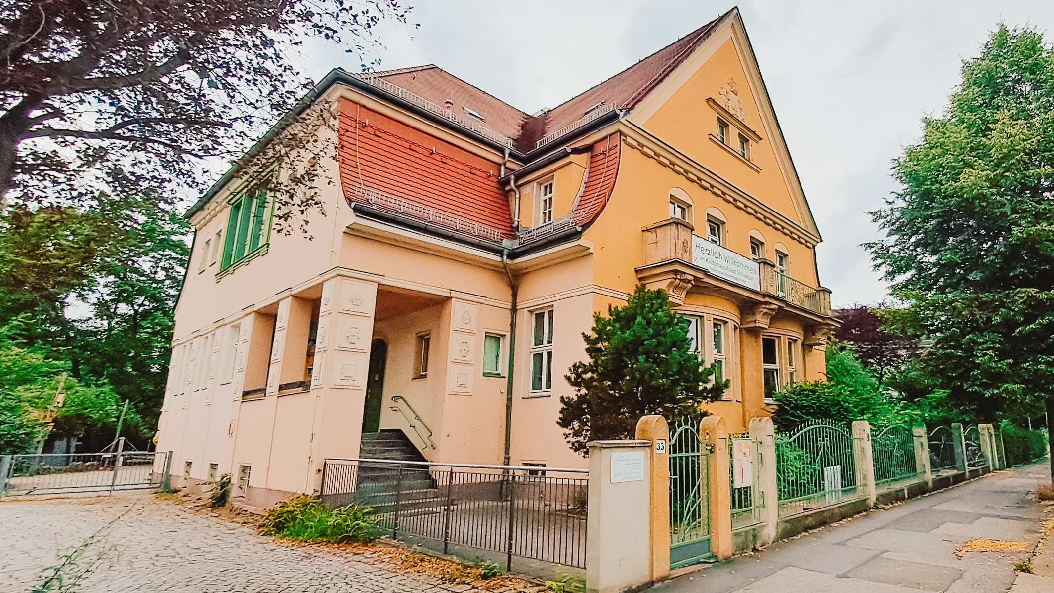 Haus und Spielplatz Kinderhaus A. Schweitzer